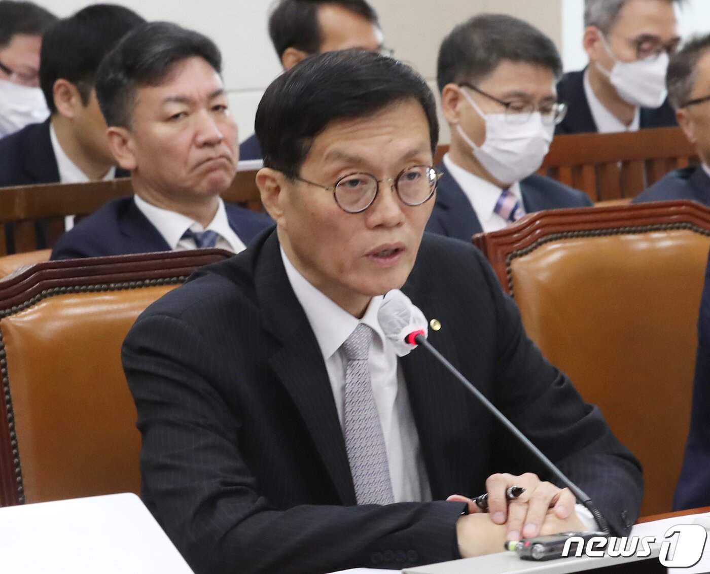 본문 이미지 - 이창용 한국은행 총재가 22일 오전 서울 여의도 국회에서 열린 기획재정위원회 전체회의에서 의원들의 질의에 답변하고 있다. 2023.5.22/뉴스1 ⓒ News1 송원영 기자