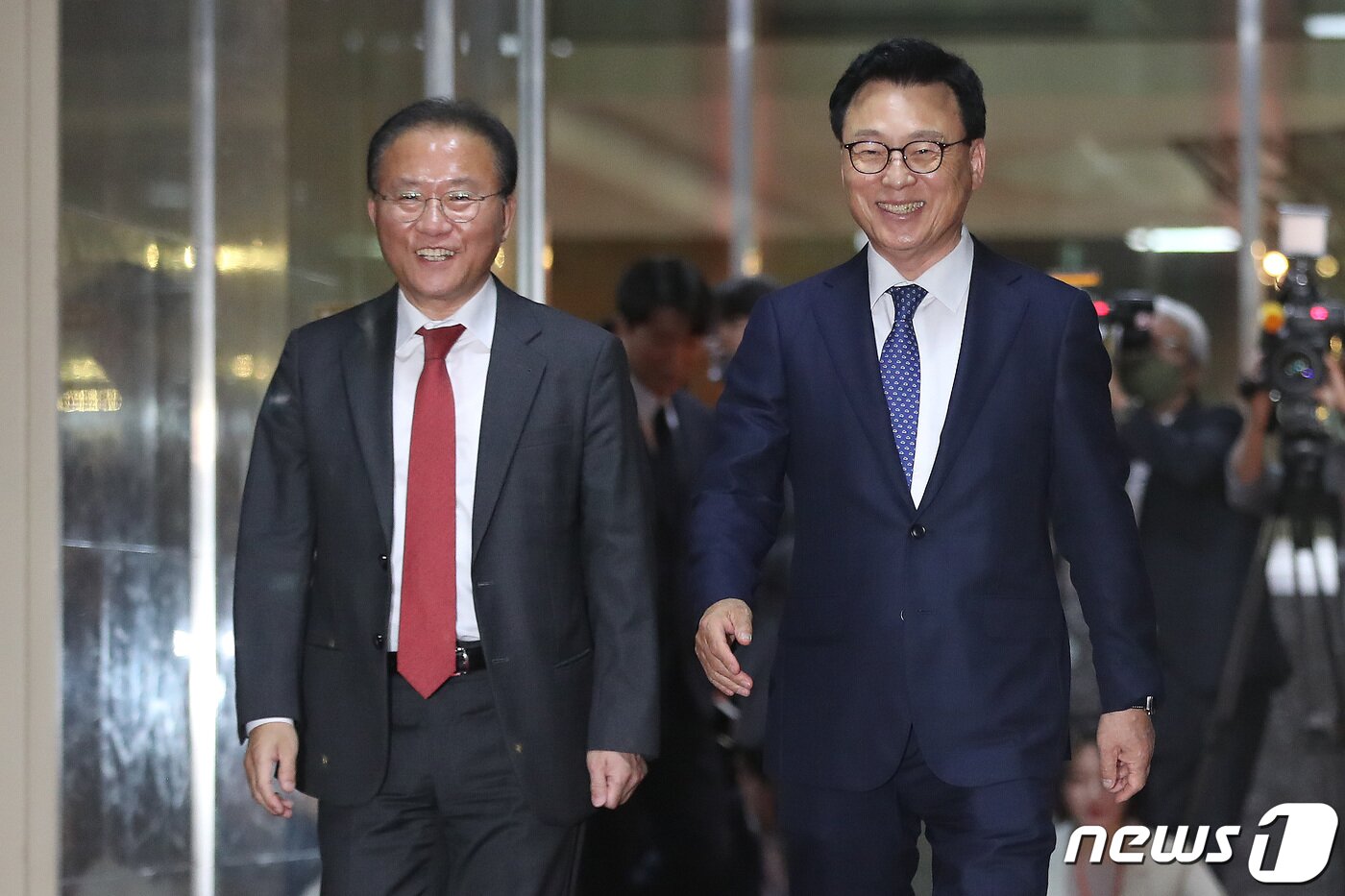본문 이미지 - 윤재옥 국민의힘 원내대표(왼쪽)와 박광온 더불어민주당 원내대표가 22일 오후 서울 여의도 국회에서 국회의장 주재로 열리는 교섭단체 원내대표 회동에 참석하고 있다. 2023.5.22/뉴스1 ⓒ News1 임세영 기자