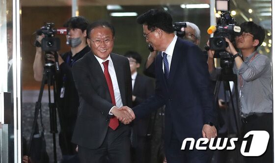 윤재옥 국민의힘 원내대표(왼쪽)와 박광온 더불어민주당 원내대표가 22일 오후 서울 여의도 국회에서 국회의장 주재로 열리는 교섭단체 원내대표 회동에 참석하며 악수를 나누고 있다. 2023.5.22/뉴스1 © News1 임세영 기자
