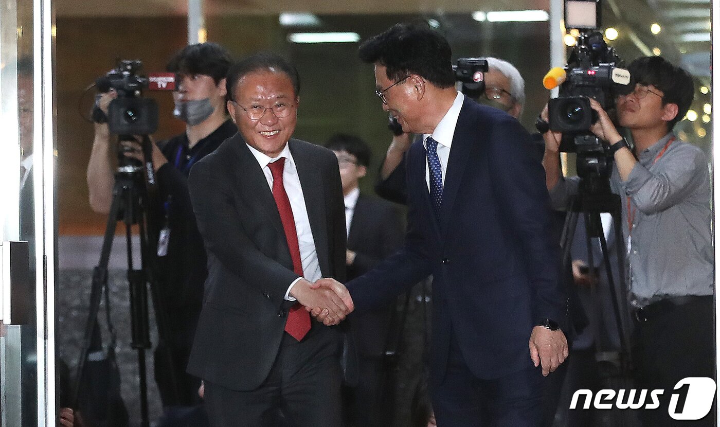 본문 이미지 - 윤재옥 국민의힘 원내대표(왼쪽)와 박광온 더불어민주당 원내대표가 22일 오후 서울 여의도 국회에서 국회의장 주재로 열리는 교섭단체 원내대표 회동에 참석하며 악수를 나누고 있다. 2023.5.22/뉴스1 ⓒ News1 임세영 기자