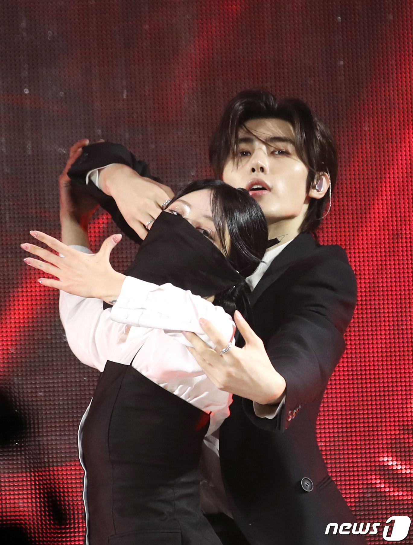 (서울=뉴스1) 권현진 기자 = 그룹 엔하이픈(ENHYPEN) 성훈이 22일 오후 서울 성북구 고려대학교 화정체육관에서 가진 미니 4집 '다크 블러드(DARK BLOOD)' 쇼케이 …