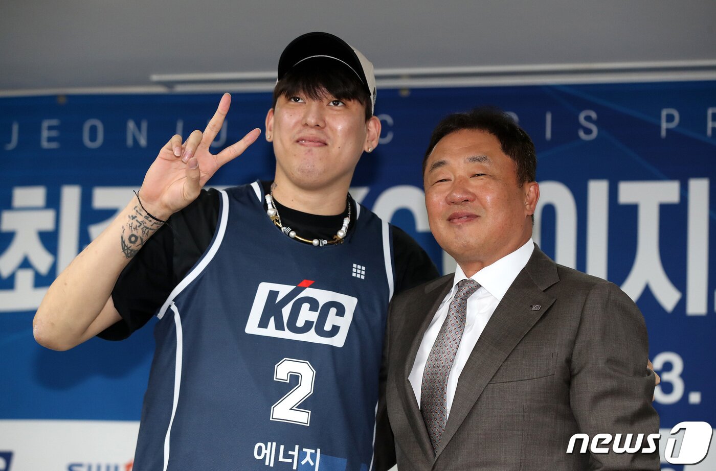 본문 이미지 - 최준용이 22일 오후 서울 강남구 KBL센터에서 열린 KCC이지스 입단 기자회견에서 새 유니폼을 입고 전창진 KCC 이지스 감독과 함께 포즈를 취하고 있다. KCC는 FA 최준용을 계약기간 5년, 첫 해 보수총액 6억원(연봉 4억2000만원·인센티브 1억8000만원)에 영입했다. 2023.5.22/뉴스1 ⓒ News1 박지혜 기자