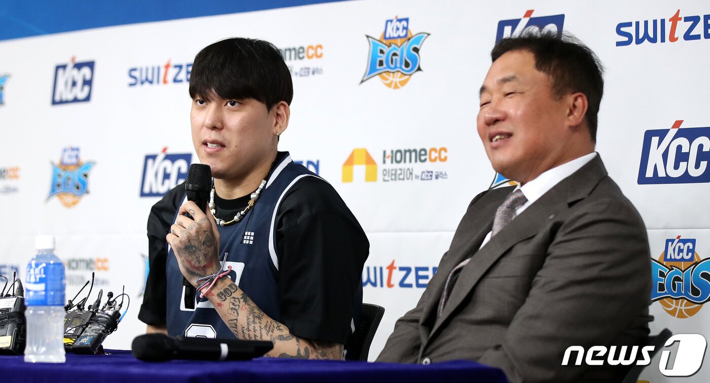 본문 이미지 - 최준용이 22일 오후 서울 강남구 KBL센터에서 열린 KCC이지스 입단 기자회견에서 소감을 밝히고 있다. KCC는 FA 최준용을 계약기간 5년, 첫 해 보수총액 6억원(연봉 4억2000만원·인센티브 1억8000만원)에 영입했다. 2023.5.22/뉴스1 ⓒ News1 박지혜 기자