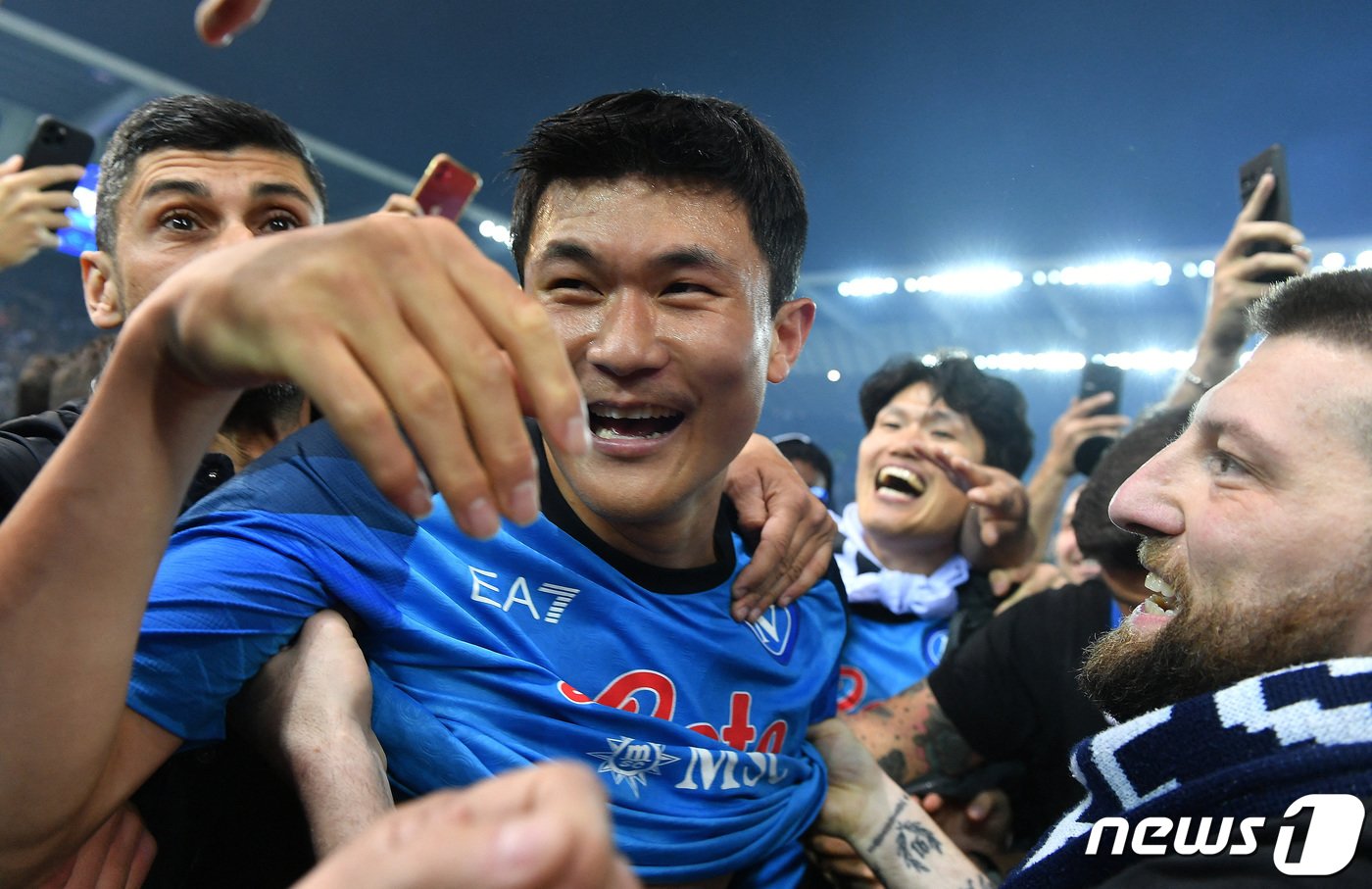 본문 이미지 - 나폴리를 이탈리아 세리에A 우승으로 이끈 김민재.ⓒ 로이터=뉴스1