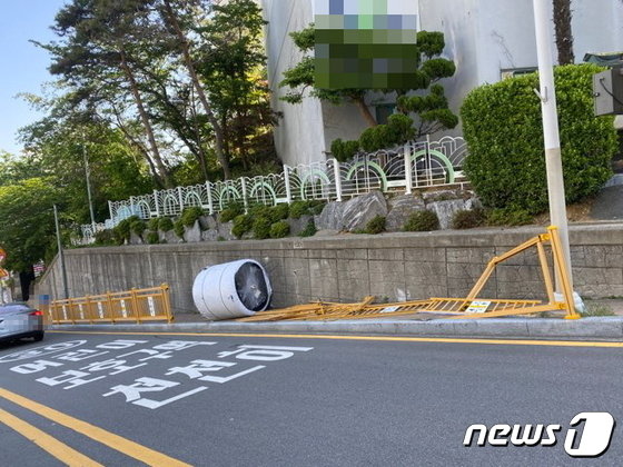 본문 이미지 - 영도구 스쿨존 사고 현장. 사고가 난 펜스 옆에 1.5톤 무게의 어망통이 쓰러져 있다(부산경찰청 제공)