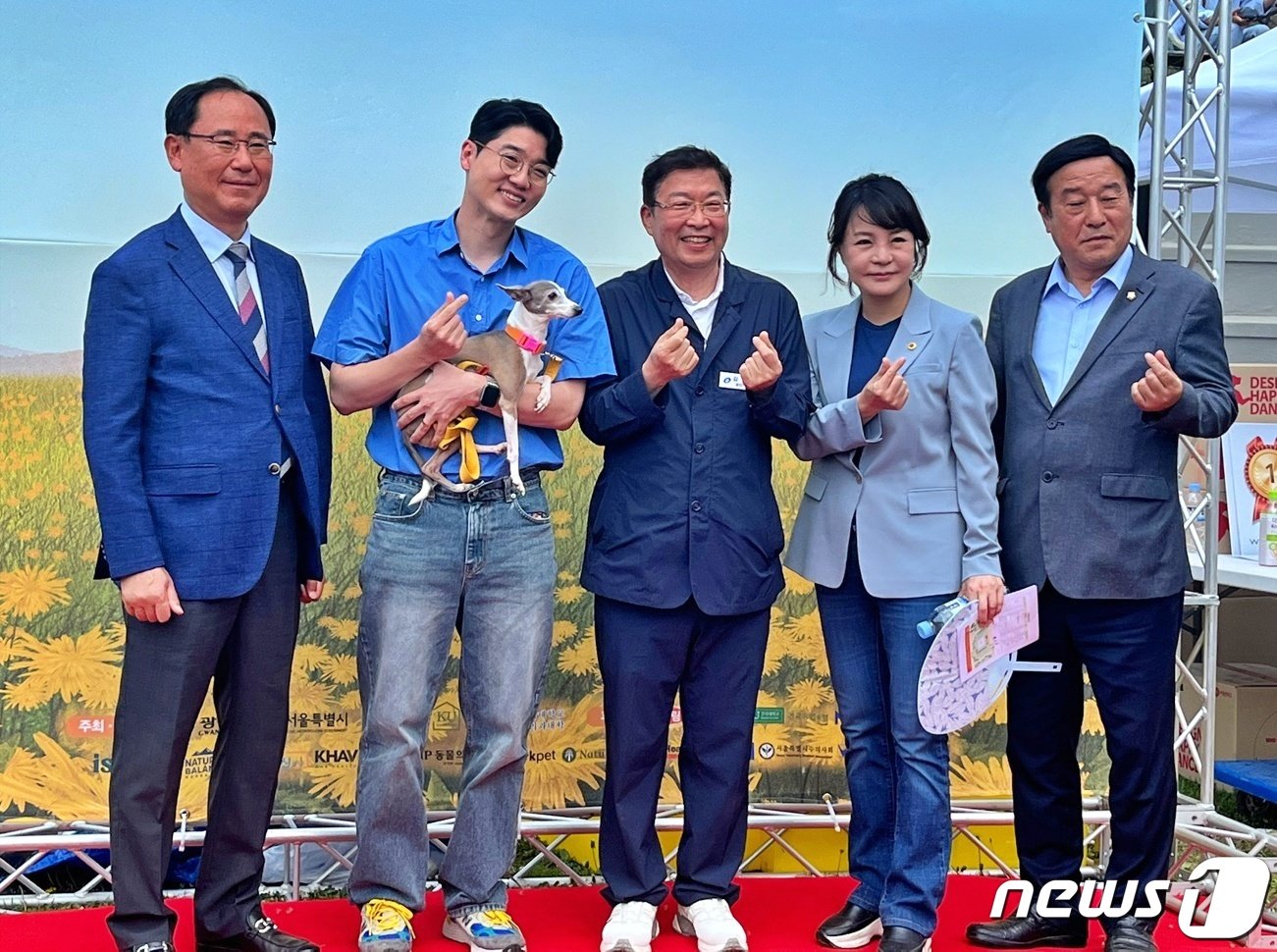 광진구와 건국대는 20일 서울 어린이회관 서편운동장에서 반려동물과 함께하는 축제인 &#39;반함 축제&#39;를 진행했다. 왼쪽부터 최인수 건국대 수의과대학장, 설채현 수의사, 김경호 구청장.&#40;광진구 제공&#41; ⓒ 뉴스1