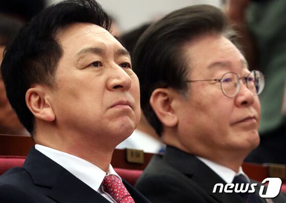 김기현 국민의힘 대표와 이재명 더불어민주당 대표가 22일 오전 서울 여의도 국회도서관에서 열린 '민주화추진협의회 결성 39주년 기념식'에 자리하고 있다. 2023.5.22/뉴스1 © News1 황기선 기자