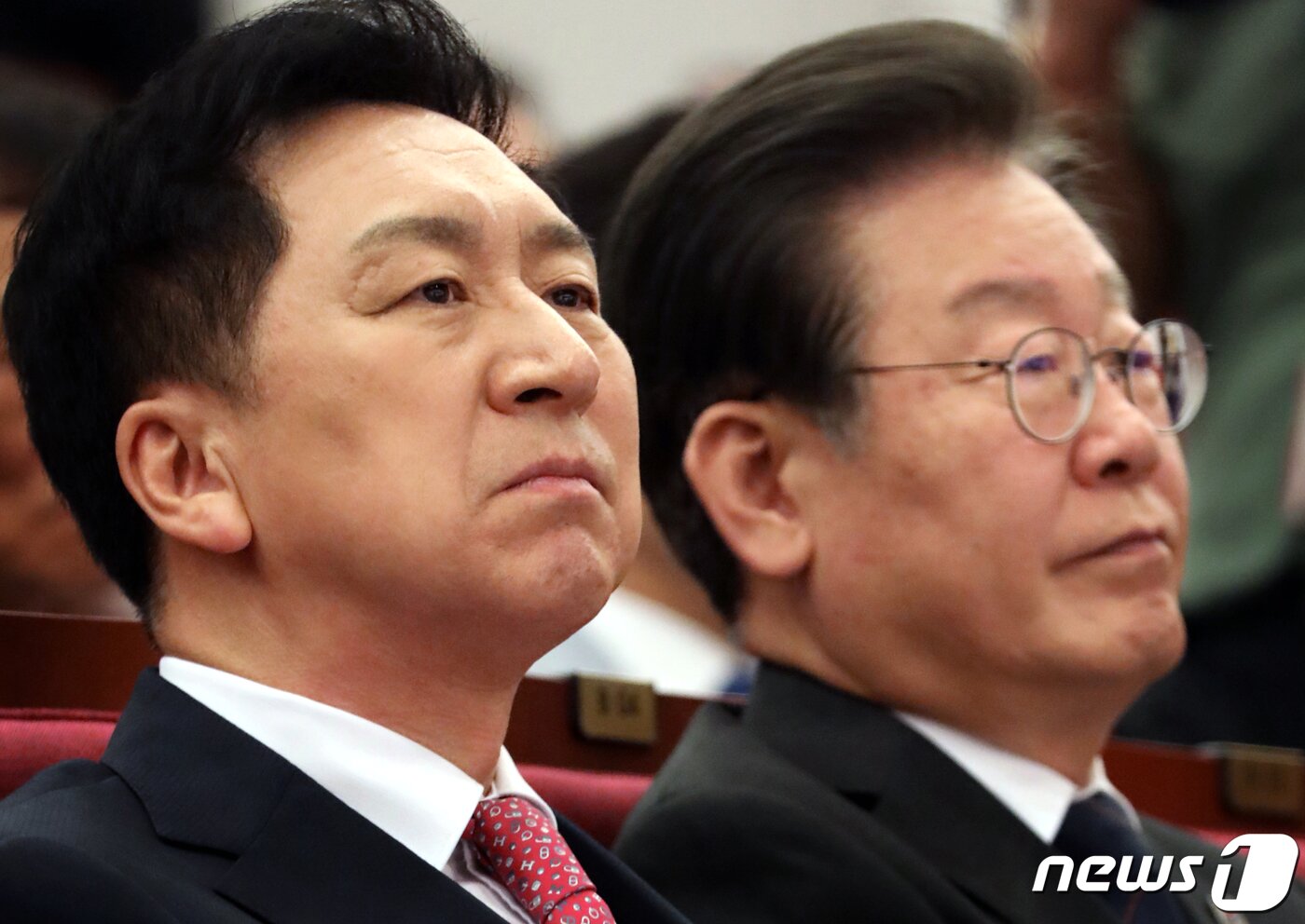 본문 이미지 - 김기현 국민의힘 대표와 이재명 더불어민주당 대표가 22일 오전 서울 여의도 국회도서관에서 열린 '민주화추진협의회 결성 39주년 기념식'에 자리하고 있다. 2023.5.22/뉴스1 ⓒ News1 황기선 기자