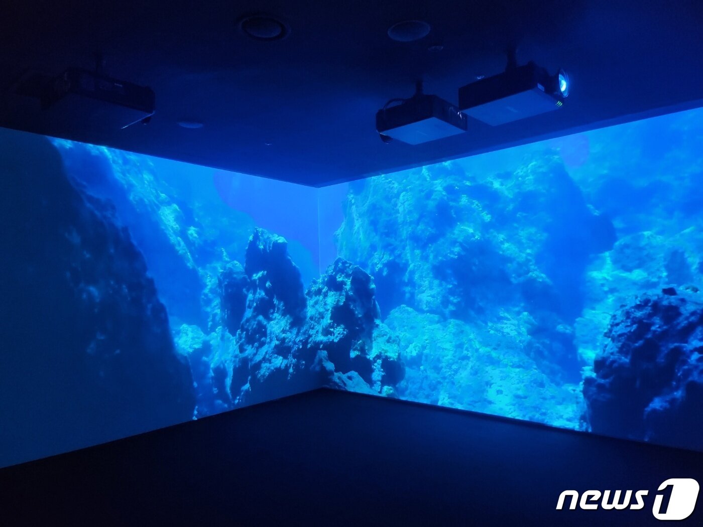 본문 이미지 -  제주 구좌읍에 위치한 오리온제주용암수 공장 홍보관에 위치한 영상관.2023.05.19/뉴스1 ⓒ News1 이상학 기자