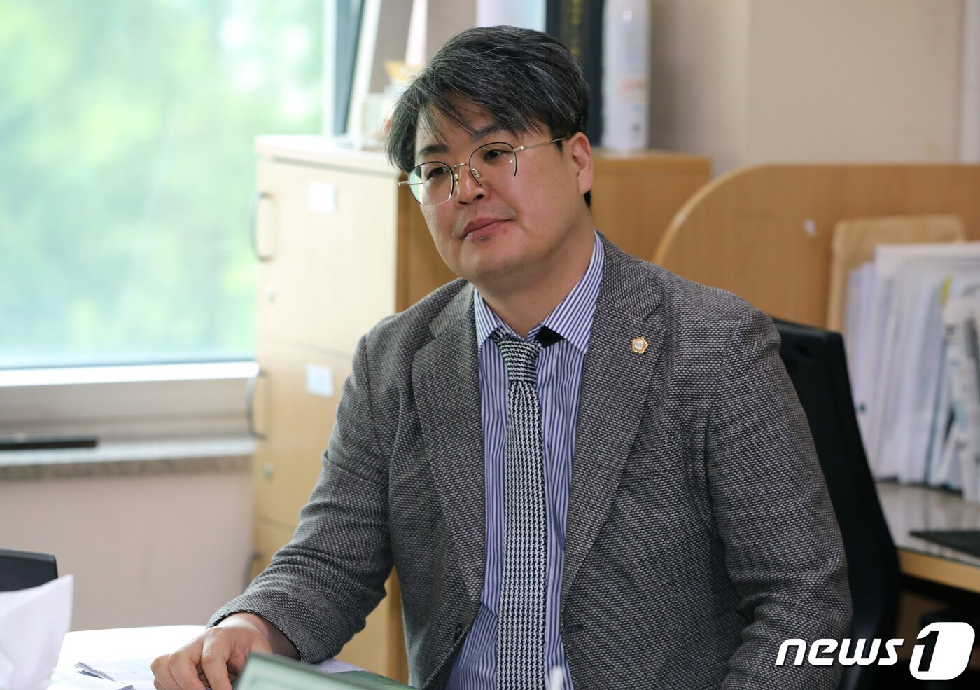 본문 이미지 - 여성 의원 성추행 혐의를 받는 박성호 더불어민주당 부천시의원이 22일 부천시청 브리핑룸에서 기자들과 대화를나누고 있다. 2023.5.22/뉴스1 ⓒ News1 정진욱 기자