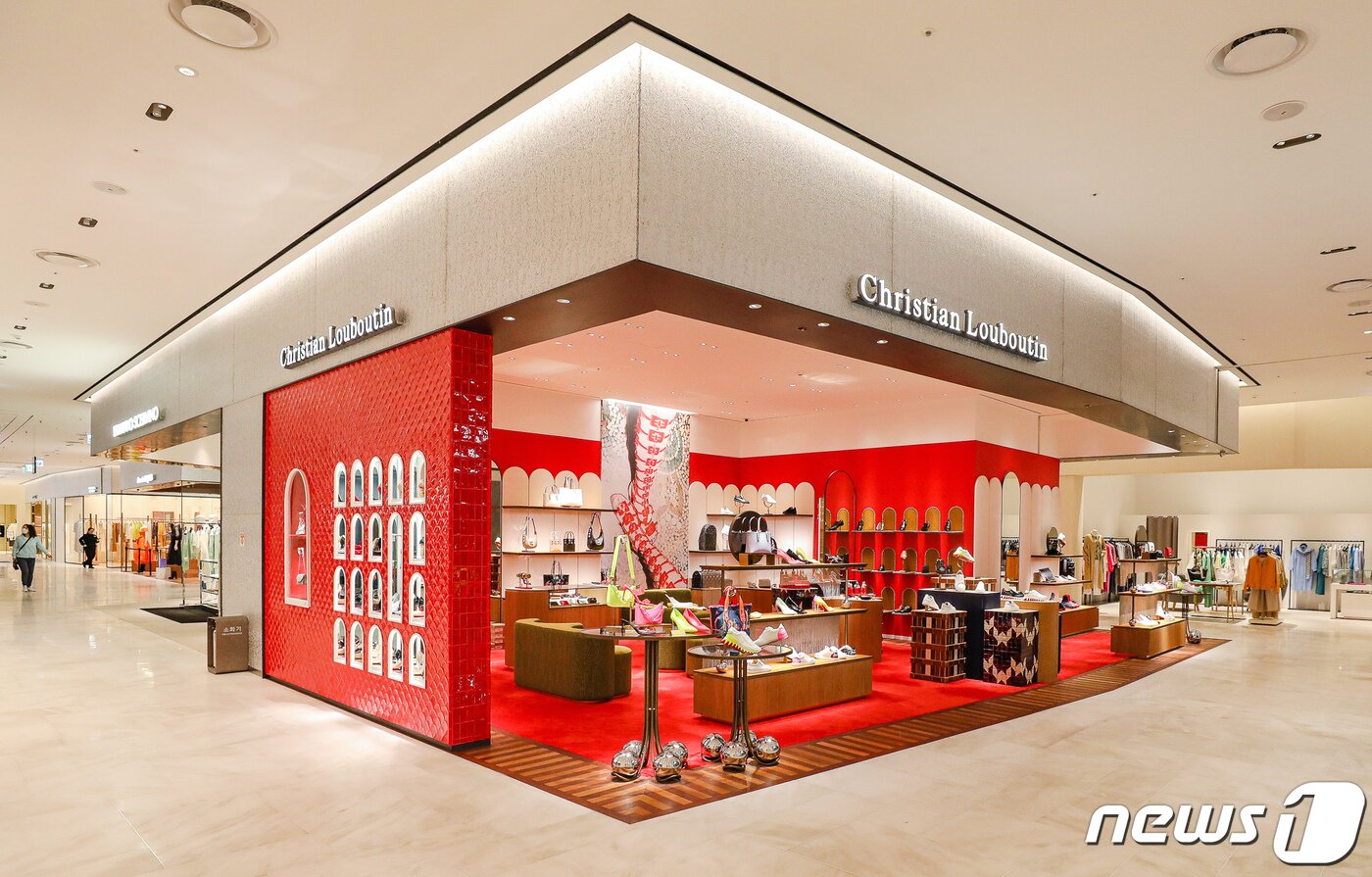 본문 이미지 - 현대백화점 판교점에 입점한 프랑스 명품 구두 크리스찬 루부탱 매장 전경(현대백화점 제공)