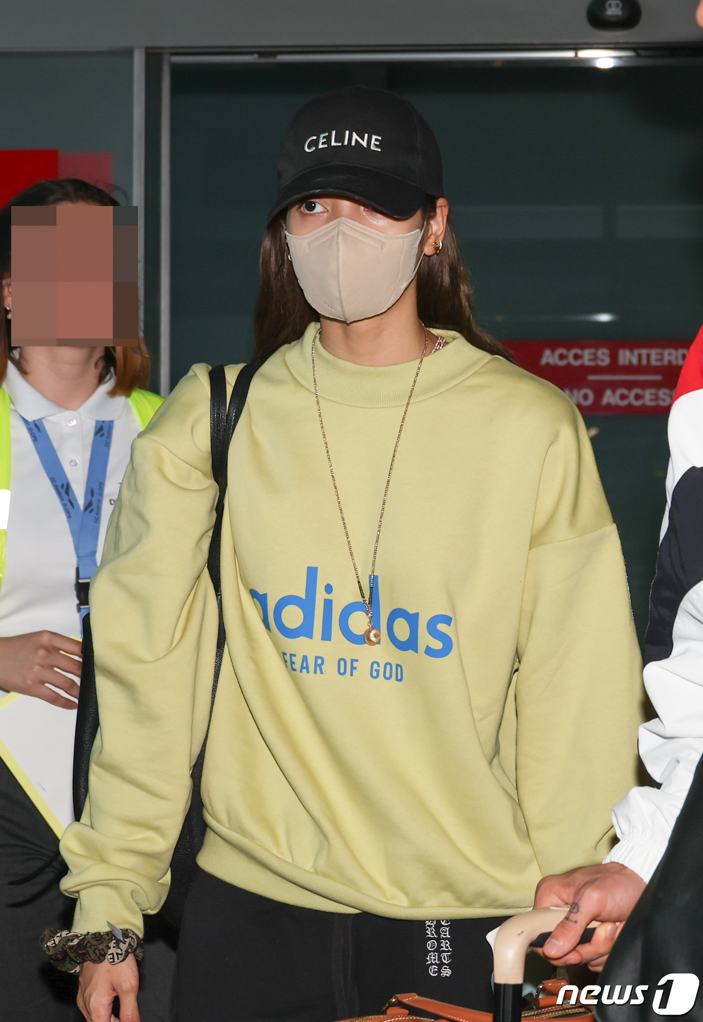 (칸=뉴스1) 이준성 기자 = 블랙핑크 리사가 22일 오후(현지시간) 프랑스 남부 니스 코트 다쥐르 국제 공항(NCE)에 도착해 목적지로 이동하고 있다. 2023.5.22/뉴스1