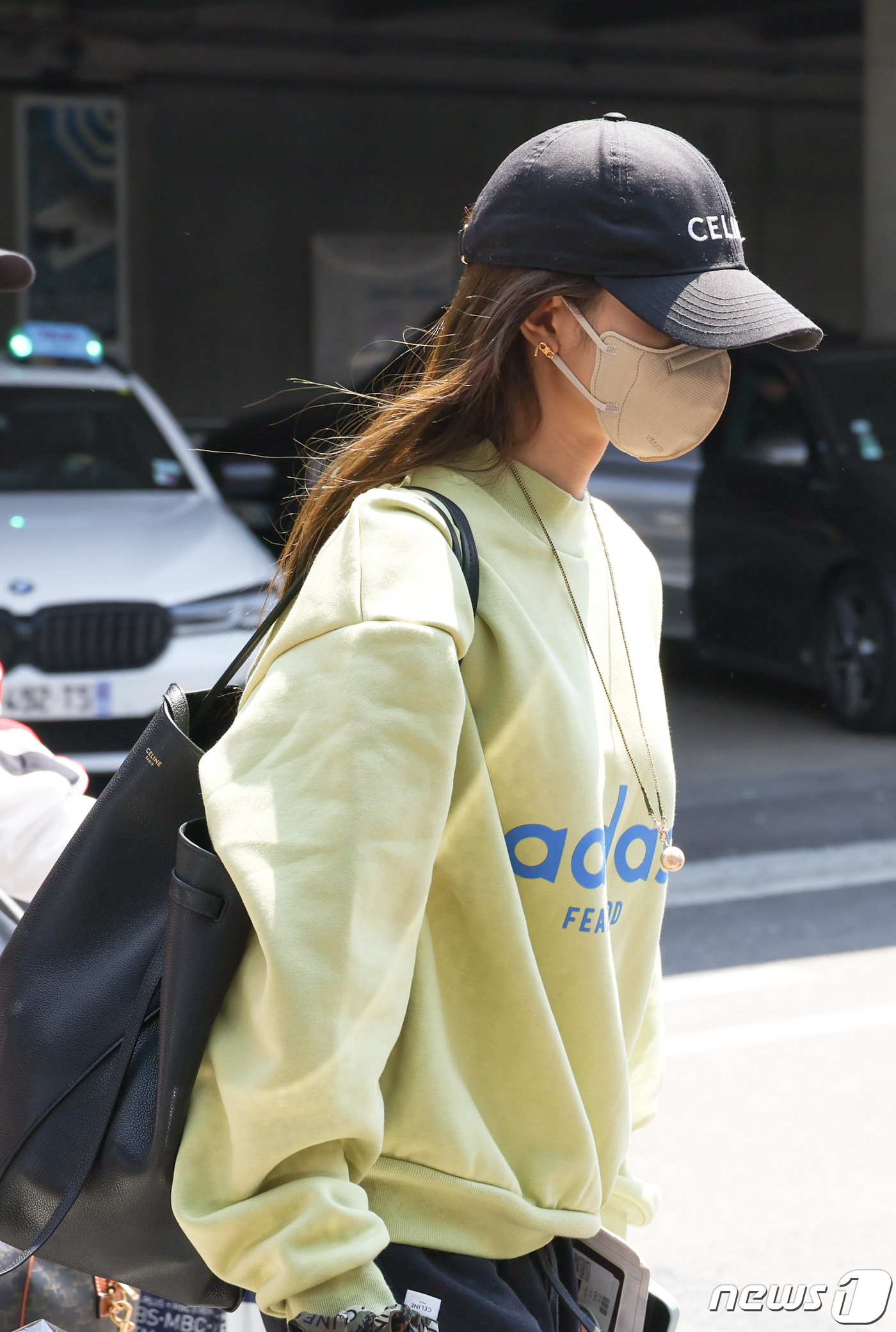 (칸=뉴스1) 이준성 기자 = 블랙핑크 리사가 22일 오후(현지시간) 프랑스 남부 니스 코트 다쥐르 국제 공항(NCE)에 도착해 목적지로 이동하고 있다. 2023.5.22/뉴스1