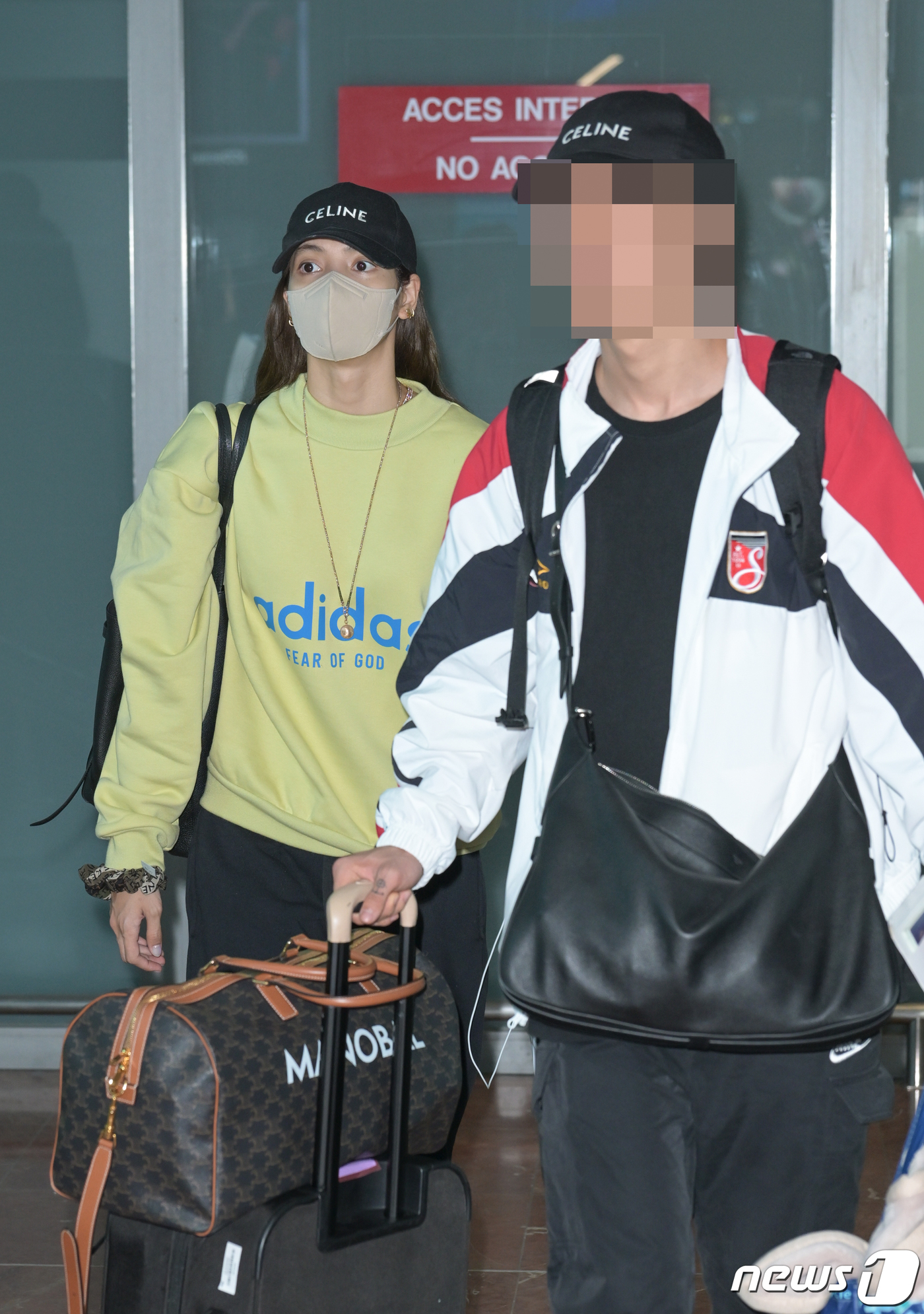 (칸=뉴스1) 이준성 기자 = 블랙핑크 리사가 22일 오후(현지시간) 프랑스 남부 니스 코트 다쥐르 국제 공항(NCE)에 도착해 목적지로 이동하고 있다. 2023.5.22/뉴스1