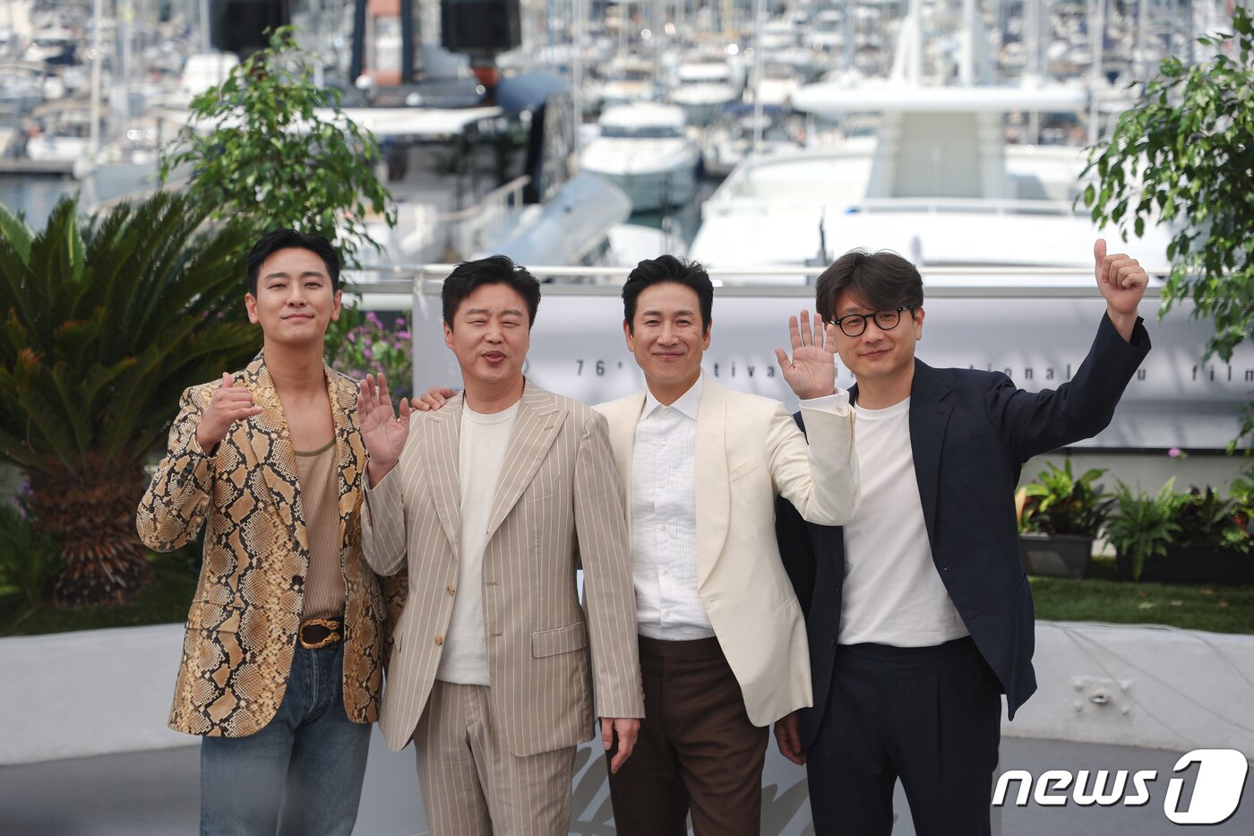 본문 이미지 - 22일 오전(현지시간) 제76회 칸 국제영화제가 열리고 있는 프랑스 남부 소도시 칸 ‘팔레 데 페스티발’(Palais des Festival)에서 열린 미드나잇 스크리닝 부문 초청작 ‘탈출: 프로젝트 사일런스’ 포토콜 행사에서 김태곤 감독(오른쪽부터)과 배우 이선균, 김희원, 주지훈이 포즈를 취하고 있다. 2023.5.23뉴스1 ⓒ News1 이준성 기자