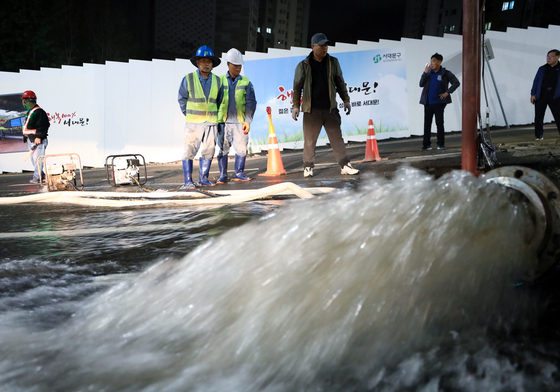 송도 인천경제청 인근 사거리서 상수도관 누수…"복구 작업 중"