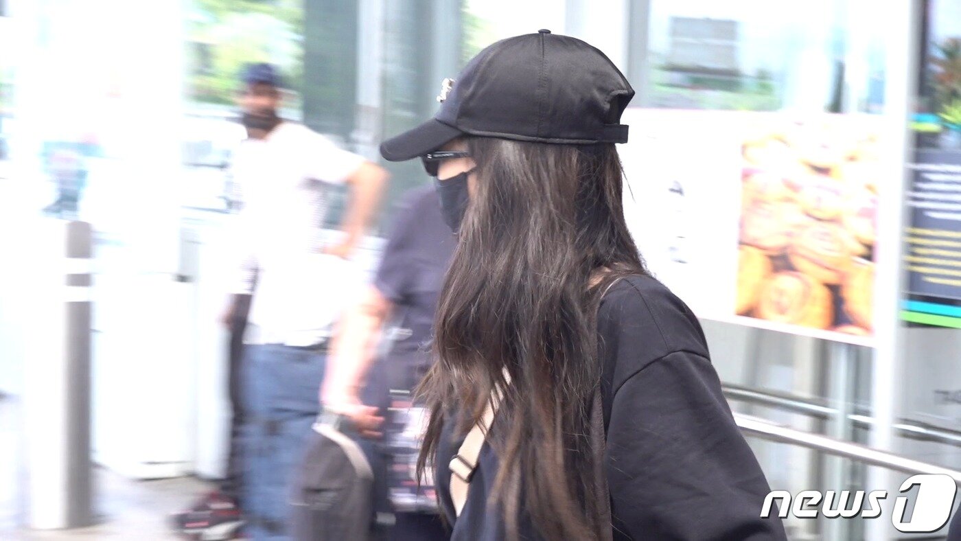 본문 이미지 - 22일(현지시간) 블랙핑크 제니가 니스 공항을 통해 입국하고 있다.