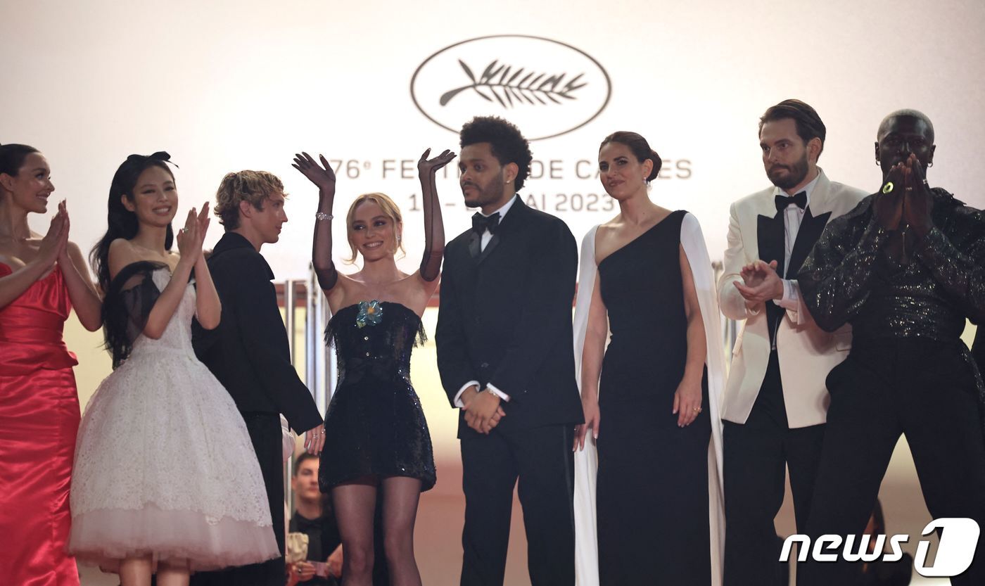 본문 이미지 - 22일 오후 10시께(현지시간, 한국시간 23일 오전 5시) 프랑스 남부 칸 팔레 데 페스티벌 뤼미에르 대극장에서 HBO '더 아이돌'(The Idol) 월드 프리미어에 레드카펫이 진행됐다. ⓒ AFP=뉴스1