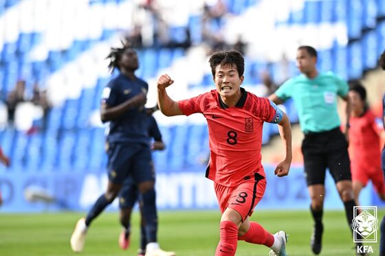 23일(한국시간) 아르헨티나 메도사 스타디움에서 열린 프랑스와의 2023 국제축구연맹(FIFA) U20 월드컵 F조 조별리그 1차전에서 이승원이 첫 골을 넣은 뒤 환호하고 있다. (대한축구협회 제공) 2023.5.23/뉴스1