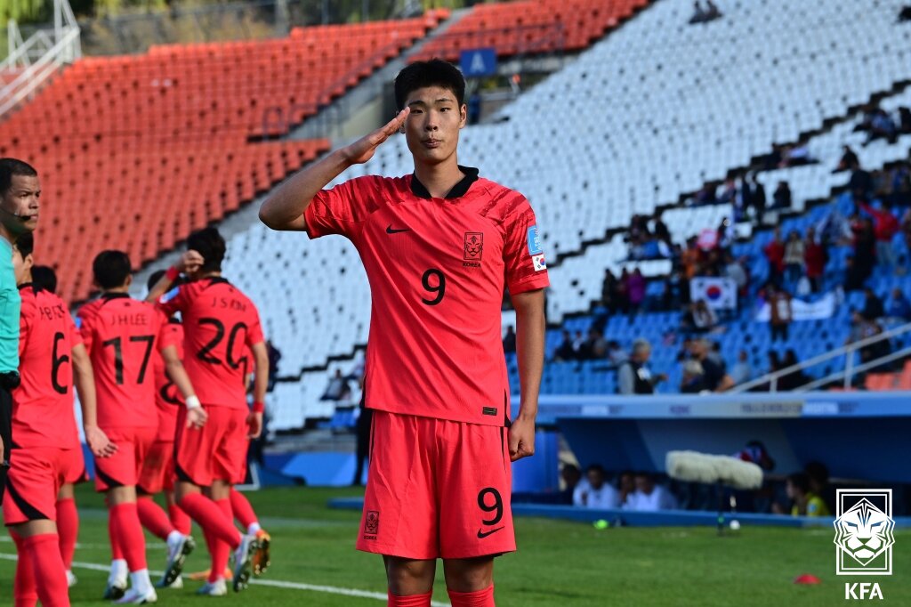 본문 이미지 - 23일(한국시간) 아르헨티나 메도사 스타디움에서 열린 프랑스와의 2023 국제축구연맹(FIFA) U20 월드컵 F조 조별리그 1차전에서 이영준이 득점 후 거수경례를 하고 있다. . (대한축구협회 제공) 2023.5.23/뉴스1