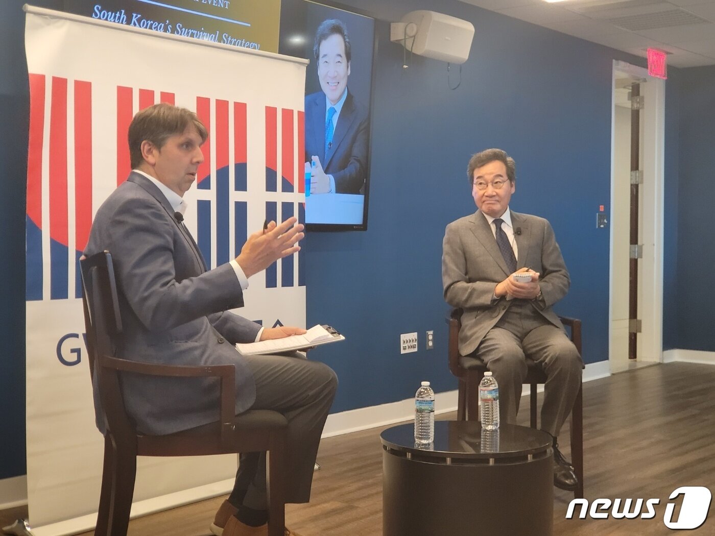 본문 이미지 - 미국에 체류 중인 이낙연 전 국무총리가 22일(현지시간) 조지워싱턴대학 엘리엇스쿨 한국학연구소에서 열린 자신의 저서 '대한민국 생존전략-이낙연의 구상' 출판기념회 겸 귀국간담회에서 마크 리퍼트 전 주한미국대사와 대담을 하고 있다. ⓒ News1 김현 특파원