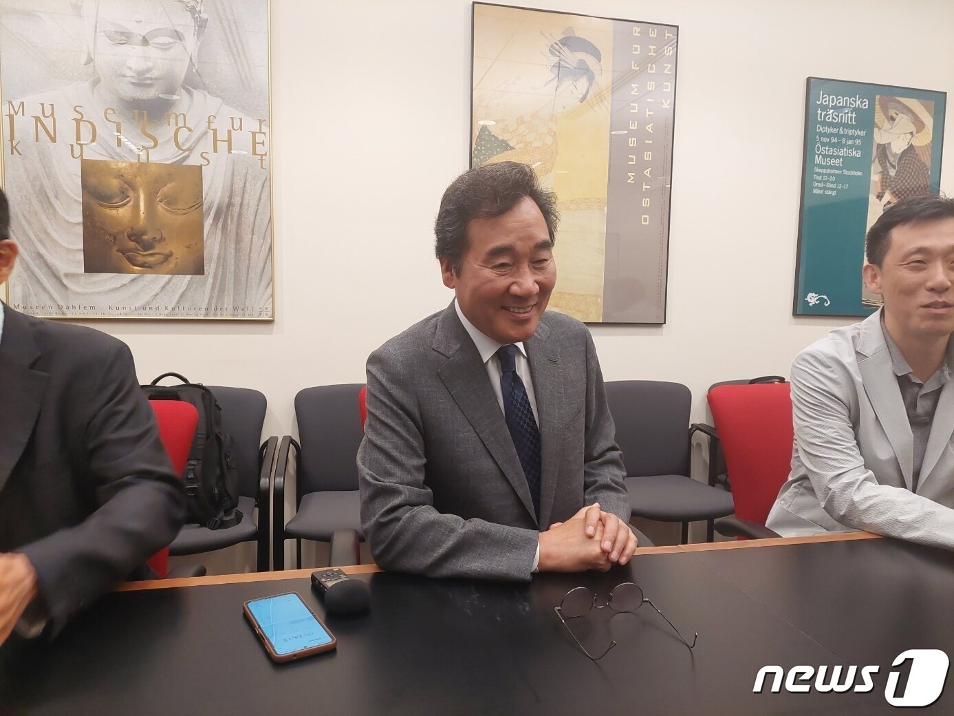 본문 이미지 - 미국에 체류 중인 이낙연 전 국무총리가 22일(현지시간) 조지워싱턴대학 엘리엇스쿨 한국학연구소에서 열린 자신의 저서 '대한민국 생존전략-이낙연의 구상' 출판기념회를 마친 뒤 특파원들과 간담회를 갖고 있다. ⓒ News1 김현 특파원