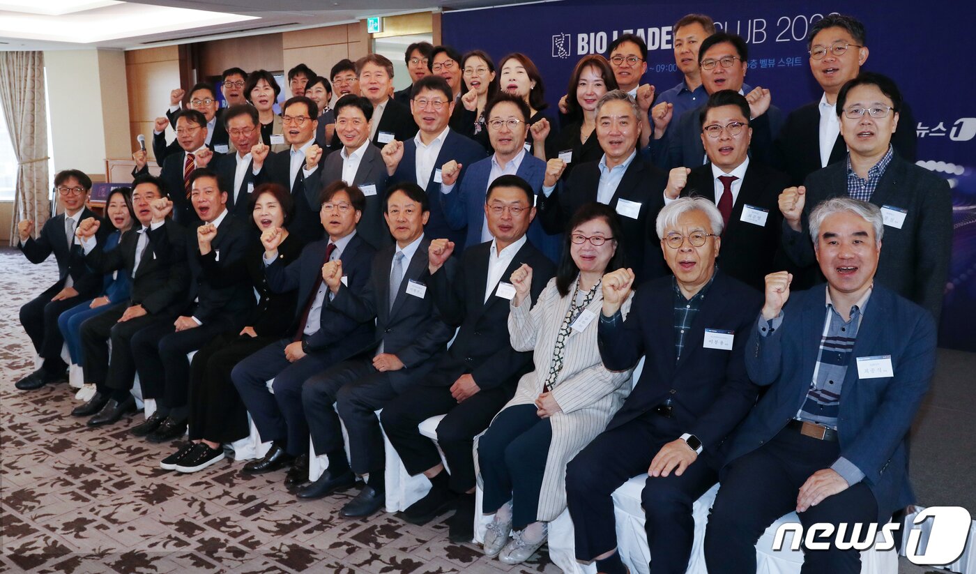 본문 이미지 - 이영섭 뉴스1 대표이사 사장과 한정애 더불어민주당 의원, 권오상 식품의약품안전처 차장 등 제약·바이오 분야 리더들이 23일 오전 서울 중구 롯데호텔에서 열린 '제19회 바이오 리더스 클럽'에서 기념촬영을 하고 있다. 2023.5.23/뉴스1 ⓒ News1 민경석 기자