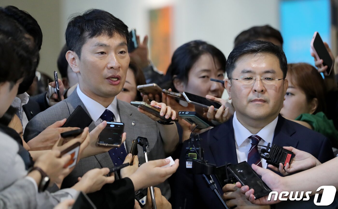 본문 이미지 - 이복현 금융감독원장(왼쪽)과 양석조 남부지검장이 23일 서울 여의도 한국거래소 컨퍼런스홀에서 열린 불공정거래 근절을 위한 유관기관 합동토론회 참석을 마친 뒤 나서며 취재진의 질문에 답하고 있다. 2023.5.23/뉴스1 ⓒ News1 장수영 기자