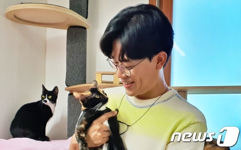 본문 이미지 - 유실유기동물보호소에서 고양이와 교감하고 있는 김명철 수의사 ⓒ 뉴스1 최서윤 기자