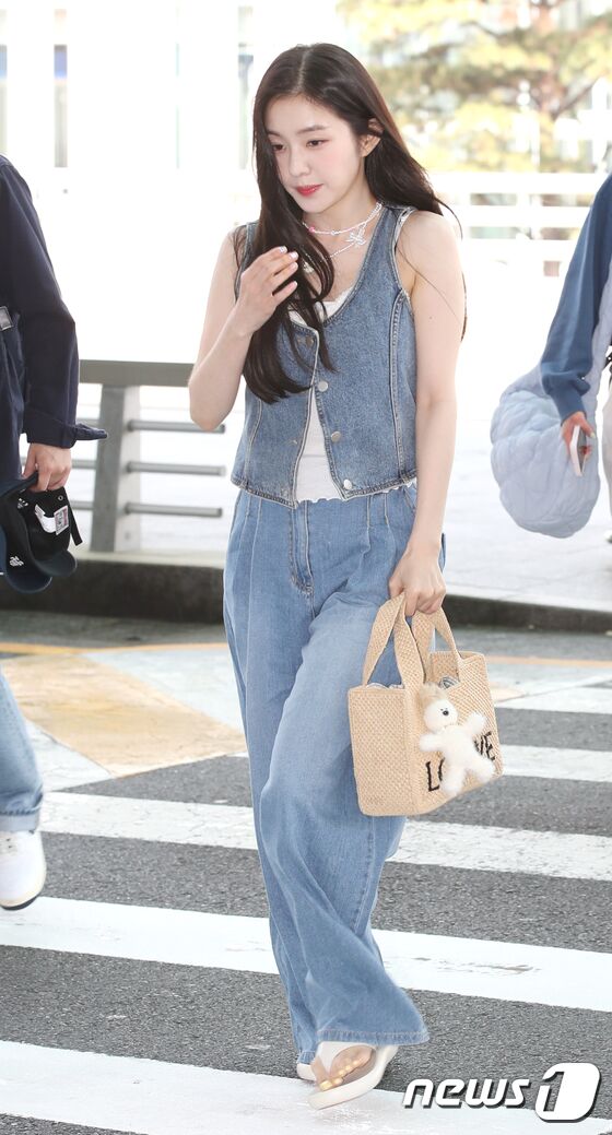 레드벨벳 아이린이 콘서트를 위해 23일 오전 인천국제공항에 도착해 프랑스 파리로 출국하고 있다. © News1 권현진 기자