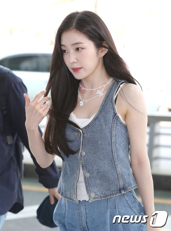레드벨벳 아이린이 콘서트를 위해 23일 오전 인천국제공항을 통해 프랑스 파리로 출국하고 있다. © News1 권현진 기자