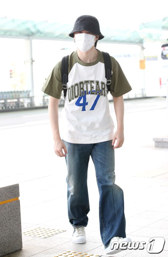 방탄소년단(BTS) 지민이 해외 일정을 위해 23일 오전 인천국제공항에 도착해 영국 런던으로 출국하고 있다. © News1 권현진 기자