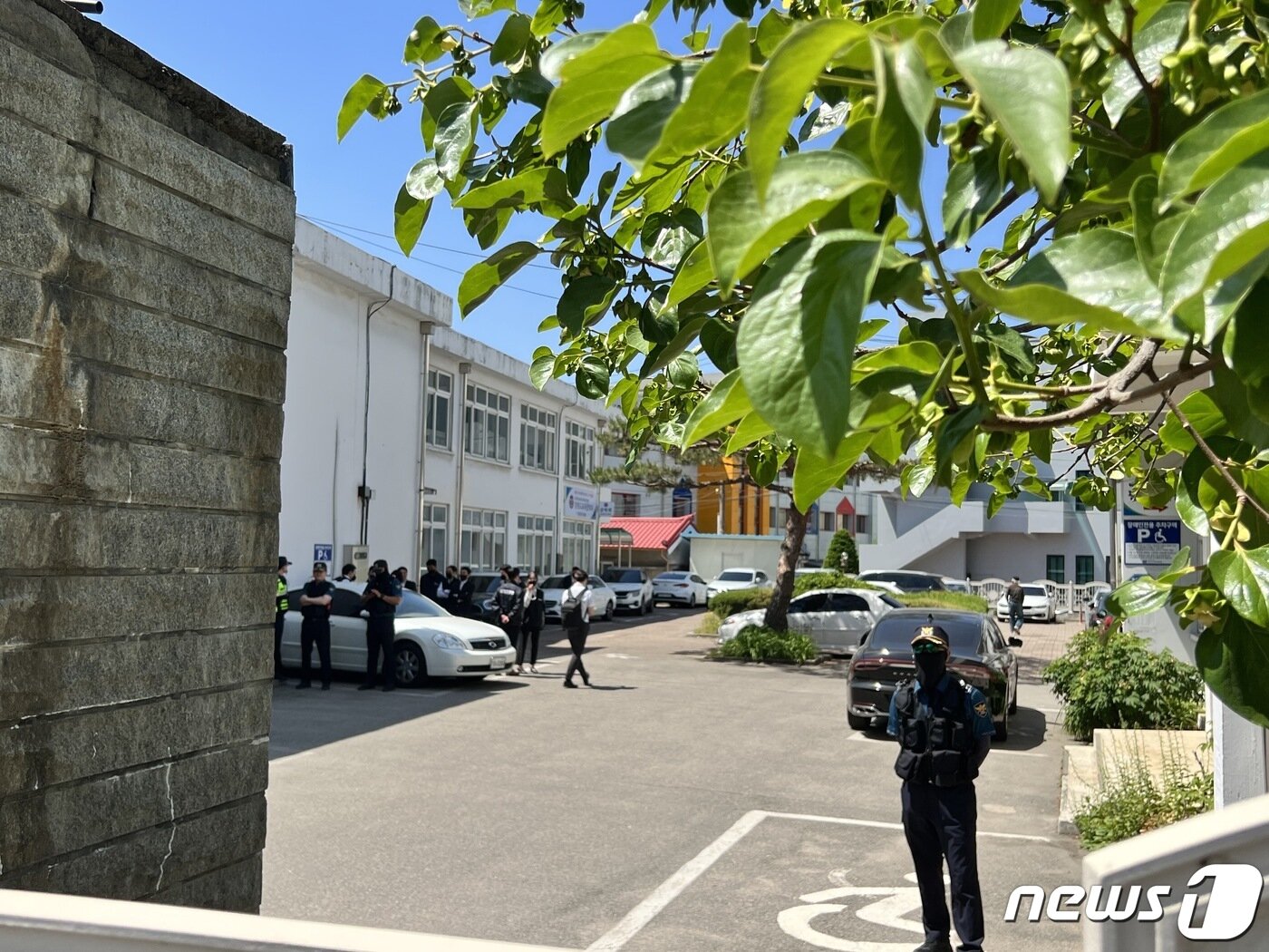 본문 이미지 - 23일 강원 춘천에 위치한 전국교직원노동조합(전교조) 강원지부 앞에서 국가정보원과 경찰청 국가수사본부 등 수사당국이 압수수색을 위해 대기하고 있다. 전교조 강원지부는 변호사 입회하에 압수수색을 진행하겠다는 입장을 밝혔다.2023.5.23 ⓒ News1 한귀섭 기자