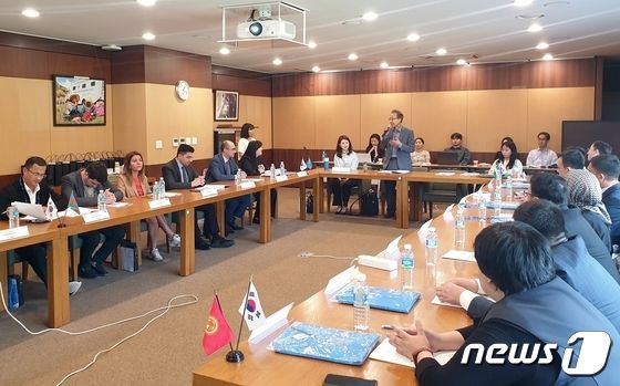 충북대학교 국제개발연구소가 우즈베키스탄과 키르기스스탄, 아제르바이잔, 카자흐스탄 공무원 14명을 대상으로 '한국의 경쟁정책과 최근 동향' 연수를 진행하고 있다.(충북대학교 제공)/뉴스1