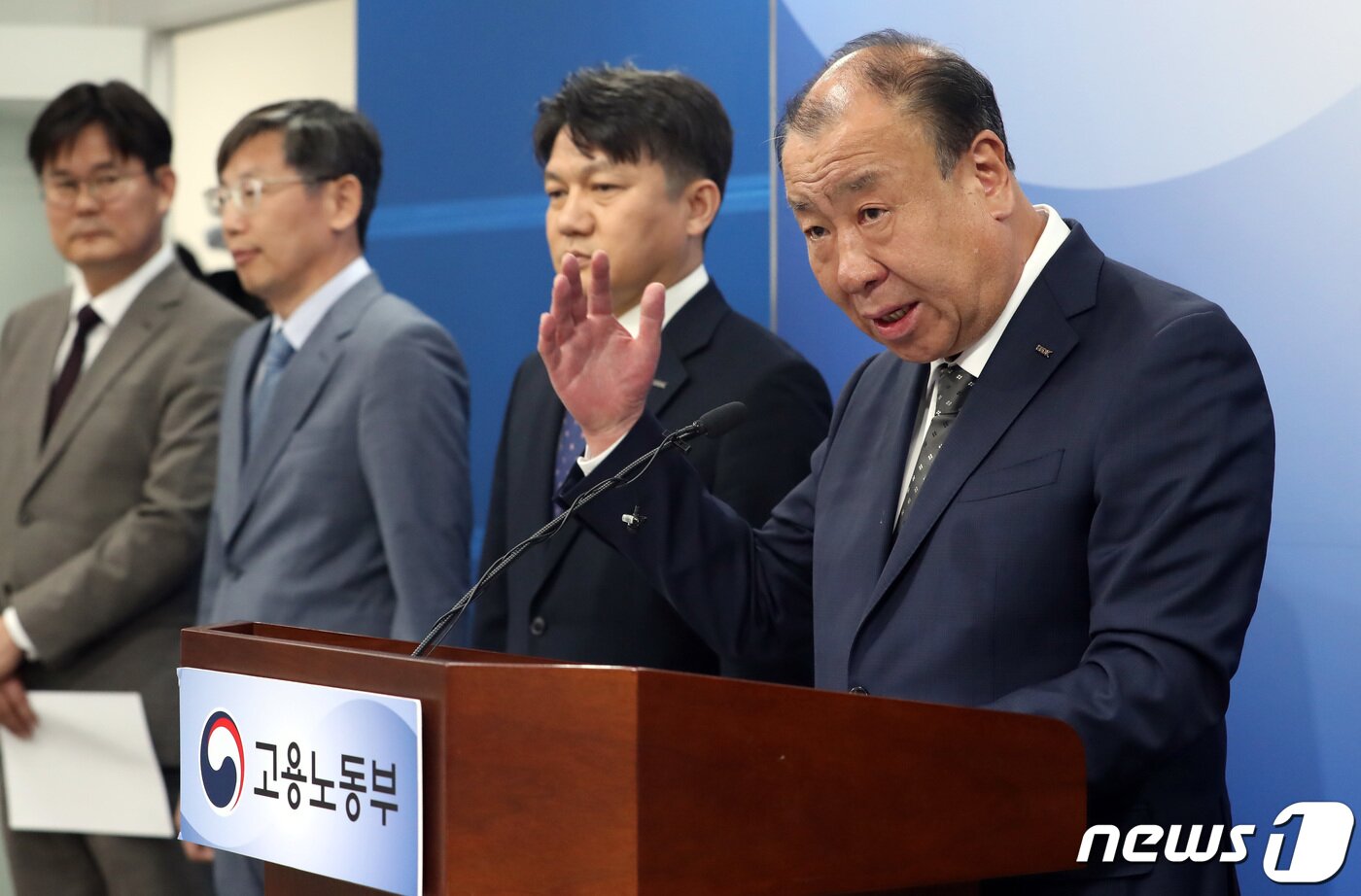 본문 이미지 - 어수봉 산업인력공단 이사장(오른쪽)이 23일 오전 세종시 정부세종청사 고용노동부에서 2023년 국가기술 자격 실기 시험 운영 관련 브리핑을 하고 있다.  2023.5.23/뉴스1 ⓒ News1 김기남 기자