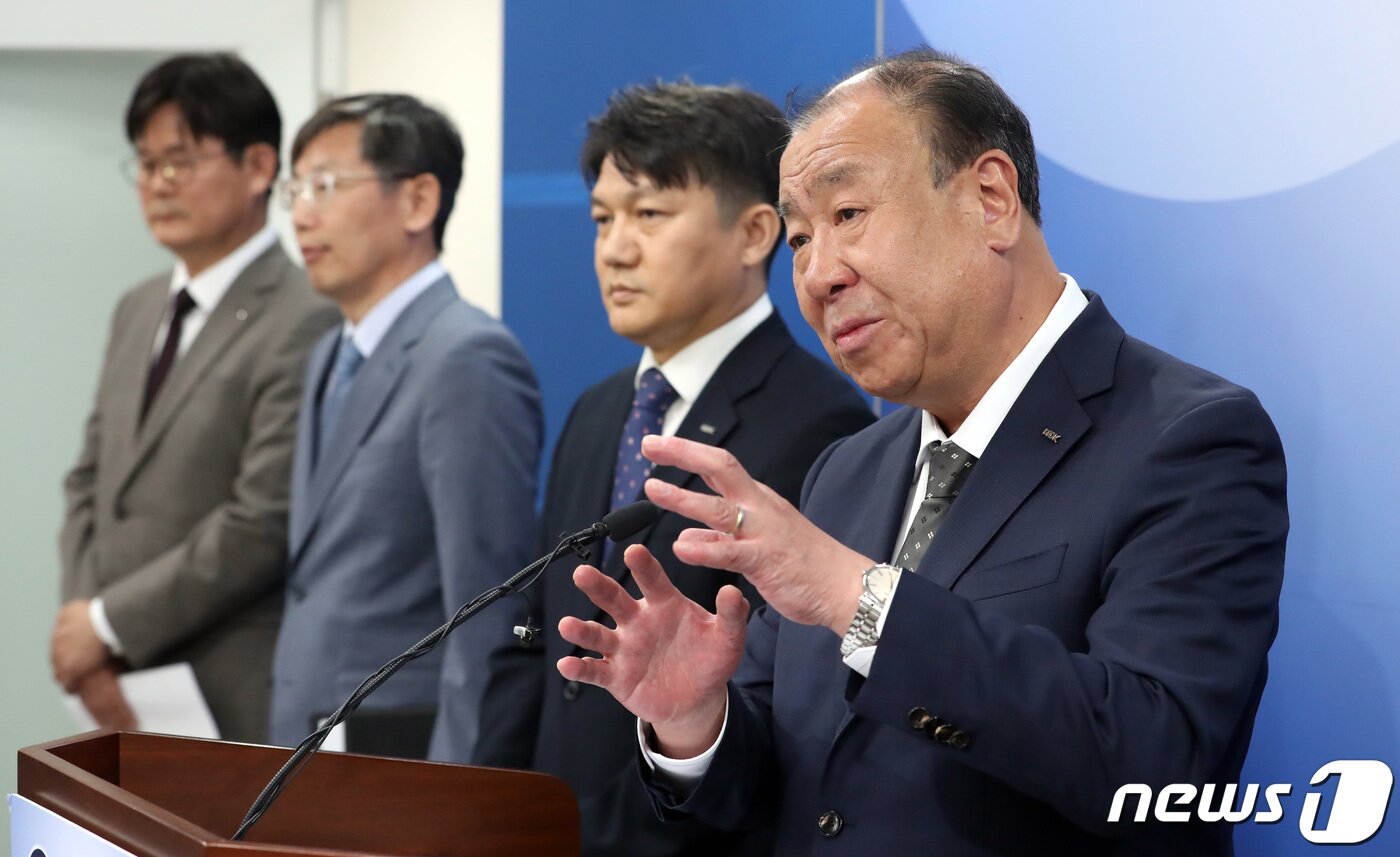 본문 이미지 - 어수봉 산업인력공단 이사장(오른쪽)이 23일 오전 세종시 정부세종청사 고용노동부에서 2023년 국가기술 자격 실기 시험 운영 관련 브리핑을 하고 있다. 2023.5.23/뉴스1 ⓒ News1 김기남 기자