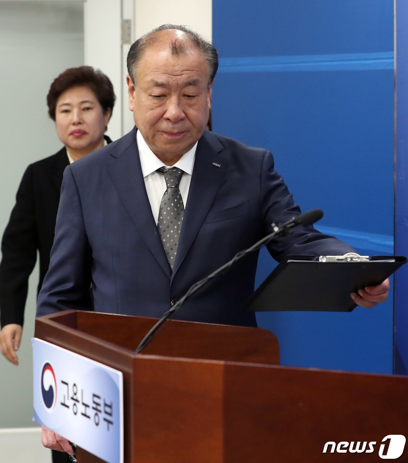 본문 이미지 - 어수봉 산업인력공단 이사장(오른쪽)이 23일 오전 세종시 정부세종청사 고용노동부에서 2023년 국가기술 자격 실기 시험 운영 관련 브리핑을 위해 입장하고 있다. 2023.5.23/뉴스1 ⓒ News1 김기남 기자