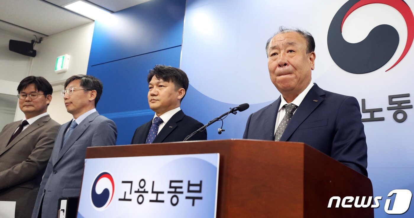 본문 이미지 - 어수봉 산업인력공단 이사장(오른쪽)이 23일 오전 세종시 정부세종청사 고용노동부에서 2023년 국가기술 자격 실기 시험 운영 관련 브리핑을 마친 뒤 취재진의 질문에 답하고 있다. 2023.5.23/뉴스1 ⓒ News1 김기남 기자