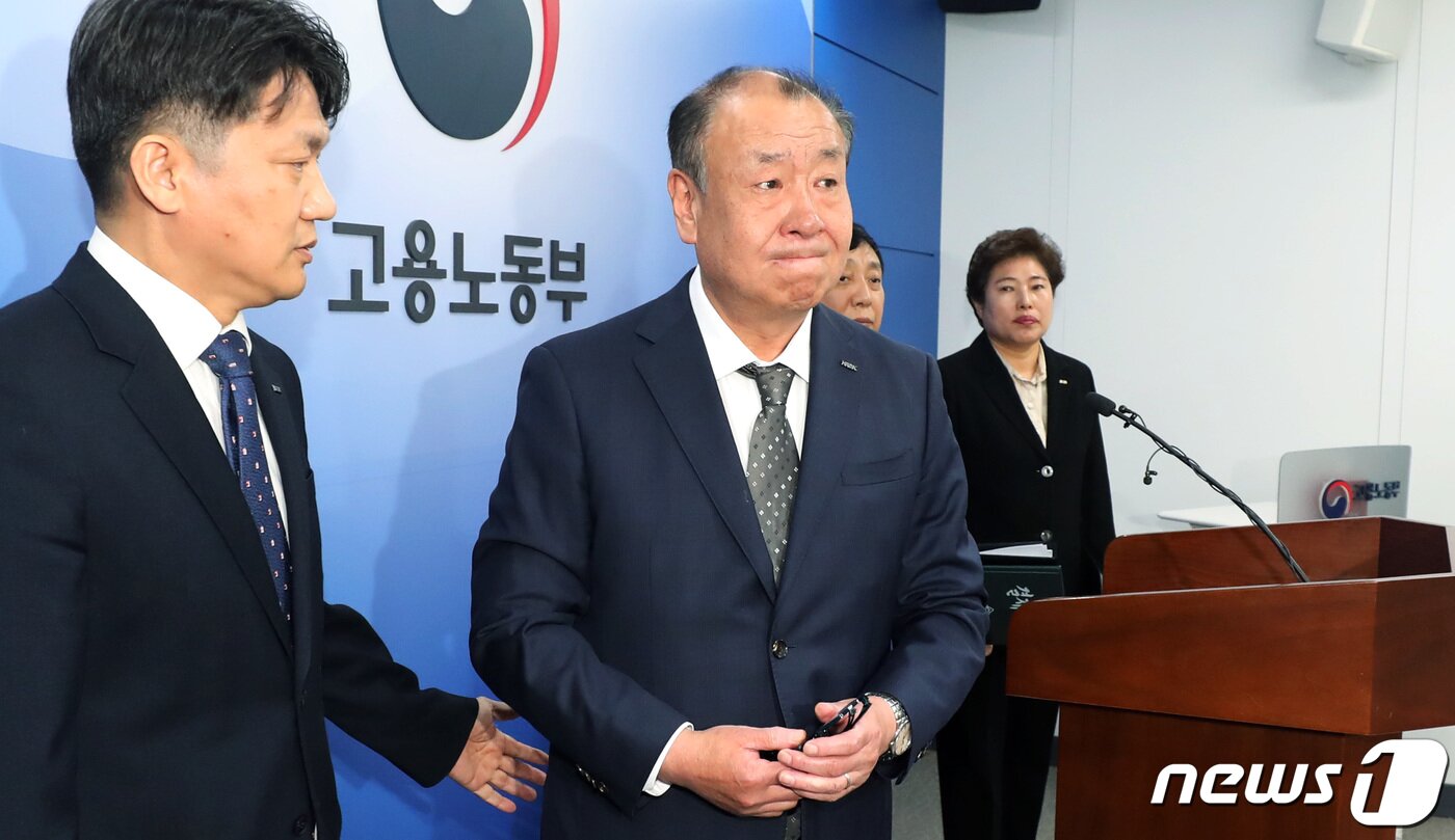 본문 이미지 - 어수봉 산업인력공단 이사장(가운데)이 23일 오전 세종시 정부세종청사 고용노동부에서 2023년 국가기술 자격 실기 시험 운영 관련 브리핑을 마친 뒤 퇴장하고 있다. 2023.5.23/뉴스1 ⓒ News1 김기남 기자