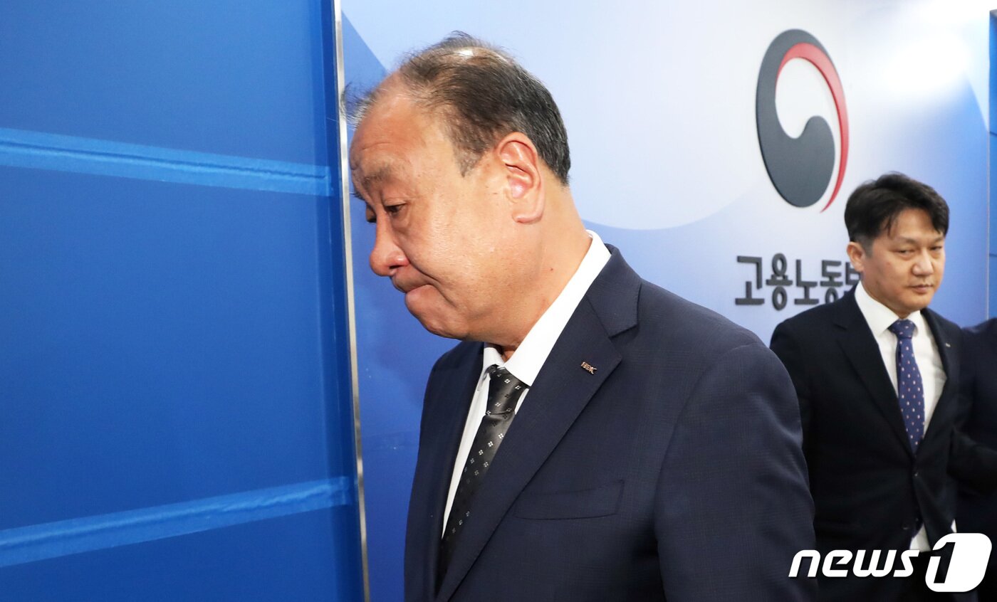 본문 이미지 - 어수봉 산업인력공단 이사장이 23일 오전 세종시 정부세종청사 고용노동부에서 2023년 국가기술 자격 실기 시험 운영 관련 브리핑을 마친 뒤 퇴장하고 있다. 2023.5.23/뉴스1 ⓒ News1 김기남 기자