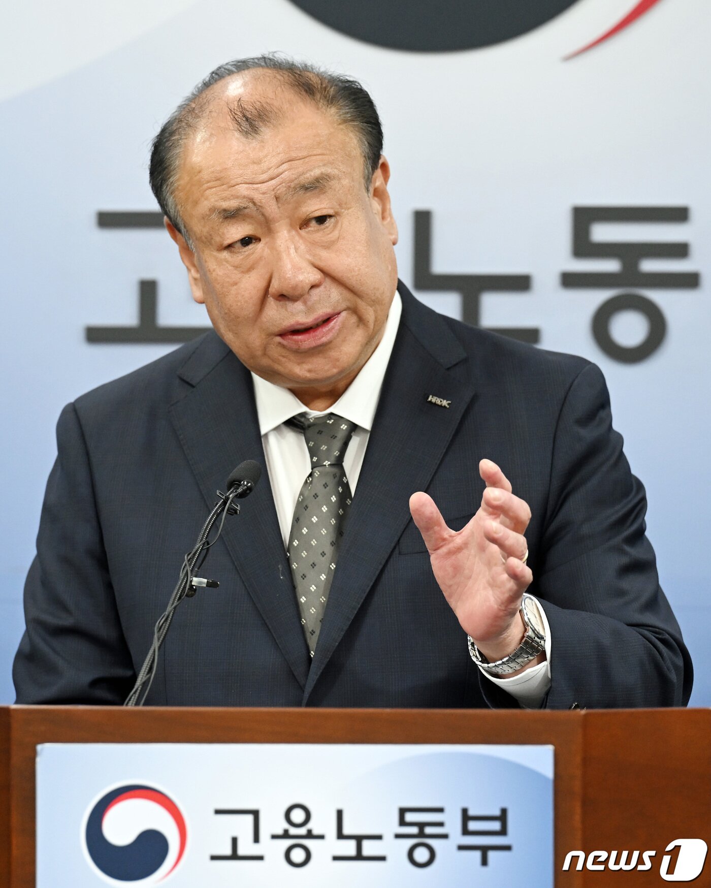 본문 이미지 - 어수봉 산업인력공단이사장이 23일 오전 세종시 정부세종청사 고용노동부 브리핑룸에서 2023년 국가기술 자격 실기 시험 운영 관련 브리핑에서 어두운 표정으로 취재진의 질문에 답하고 있다. .2023.5.23/뉴스1 ⓒ News1 김기남 기자