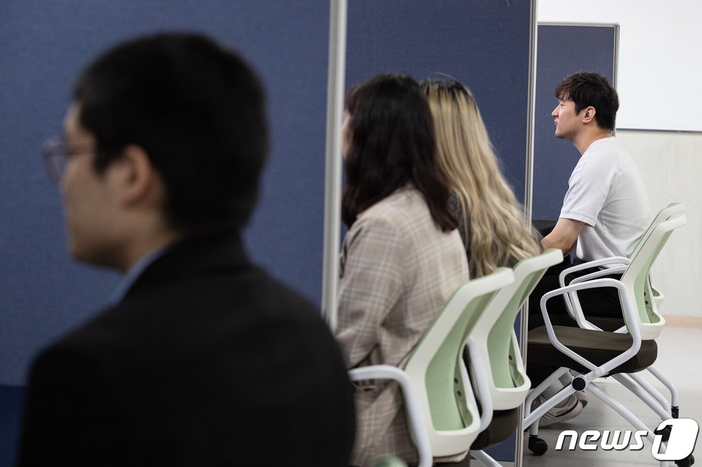 본문 이미지 - 청년 구직자들이 23일 서울 용산구 청년취업사관학교 용산캠퍼스에서 열린 일자리 매칭데이에서 면접을 보고 있다. 사진은 기사내용과는 관계없음. 2023.5.23/뉴스1 ⓒ News1 유승관 기자