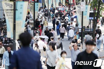 본문 이미지 -  점심시간 무렵 서울 중구 명동거리가 직장인들을 비롯한 시민들로 북적이고 있다. 2023.5.23/뉴스1 ⓒ News1 민경석 기자