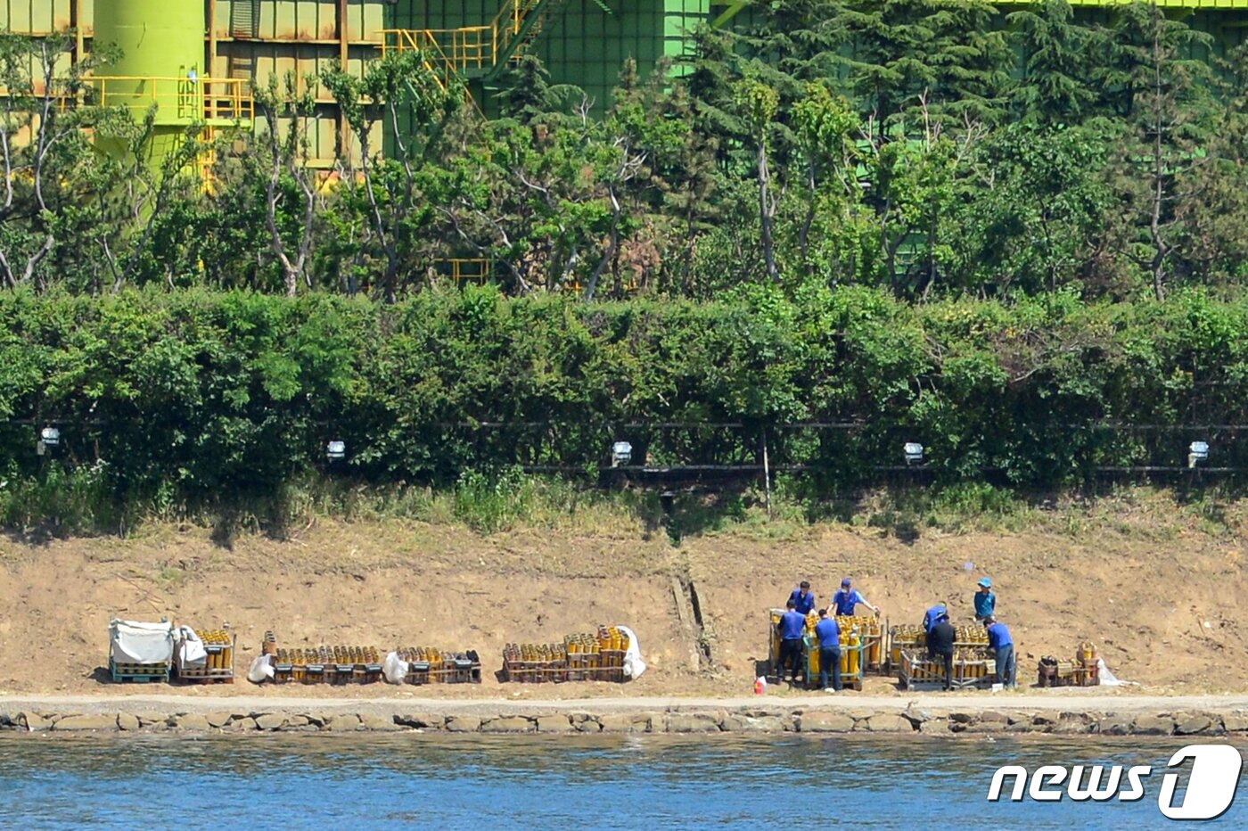 본문 이미지 - 23일 경북 포항시 남구 형산강 체육공원 건너편 둔치에 26일 개막하는 2023포항불빛축제를 앞두고 불꽃 발사대가 설치되고 있다.2023.5.23/뉴스1 ⓒ News1 최창호 기자