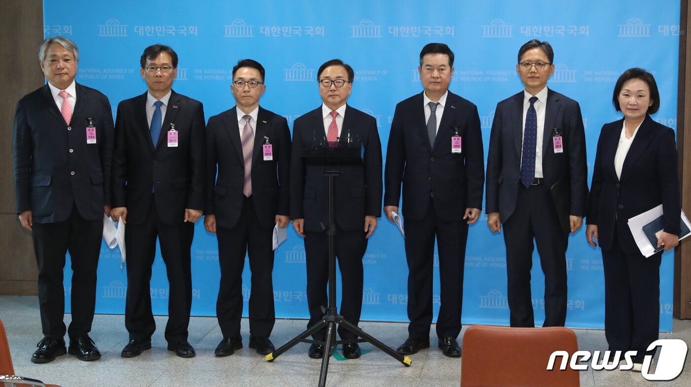 본문 이미지 - 이동근 한국경영자총협회 상근부회장 등이 23일 오후 서울 여의도 국회 소통관에서 노동조합법 개정안 본회의 상정 중단 촉구 경제6단체 공동성명을 발표를 마치고 취재진의 질문을 받기 위해 준비하고 있다. 이날 기자회견에는 이동근 상근부회장을 비롯해 강석구 대한상공회의소 조사본부장, 배상근 전국경제인연합회 전무, 김고현 한국무역협회 전무, 이명로 중소기업중앙회 인력정책본부장, 이호준 한국중견기업연합회 상근부회장, 한무경 국민의힘 의원이 참석했다. 2023.5.23/뉴스1 ⓒ News1 송원영 기자