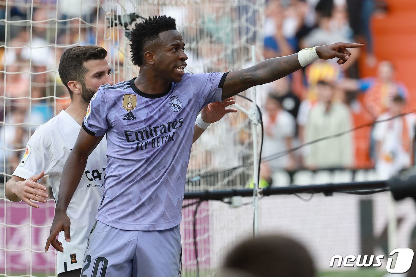 (발렌시아 AFP=뉴스1) 김예슬 기자 = 스페인 프로축구 라리가의 레알 마드리드 소속 공격수로 활약 중인 비니시우스 주니오르(23·브라질)가 21일(현지시간) 인종차별하는 관중에 …