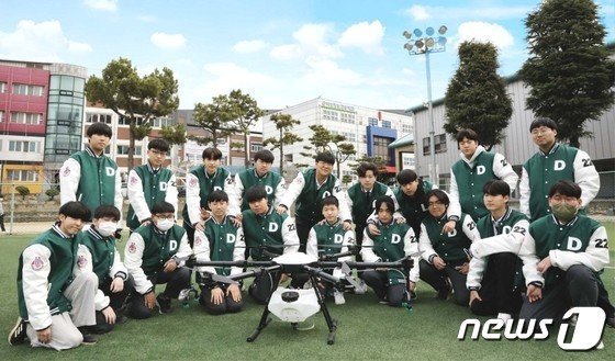 본문 이미지 - 전북 김제 덕암정보고등학교 드론과 학생들(덕암정보고 제공)/뉴스1