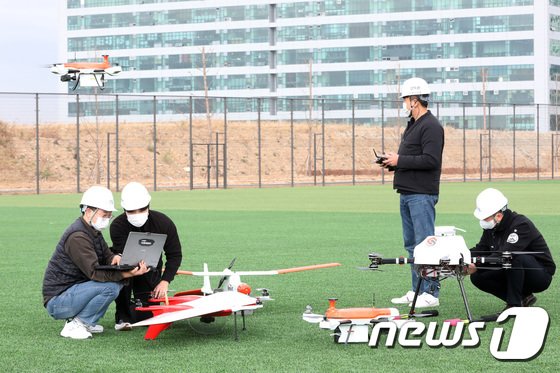 본문 이미지 - 지난 2020년 경기도 시흥시 한국교통안전공단 드론 교육훈련센터에서 관계자들이 교육을 앞두고 드론을 점검하고 있다. 2020.11.9/뉴스1