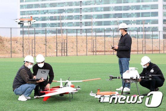 지난 2020년 경기도 시흥시 한국교통안전공단 드론 교육훈련센터에서 관계자들이 교육을 앞두고 드론을 점검하고 있다. 2020.11.9/뉴스1