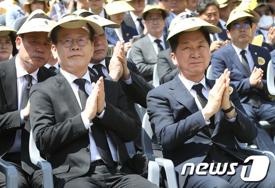 이재명 더불어민주당 대표(왼쪽)와 김기현 국민의힘 대표가 23일 경남 김해시 봉하마을에서 엄수된 노무현 전 대통령 서거 14주기 추도식에 참석해 박수를 치고 있다. 2023.5.23/뉴스1 © News1 임세영 기자
